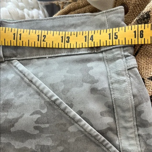 SPANX Gray Green Camouflage Women's stretch Shorts - Picture 4 of 6